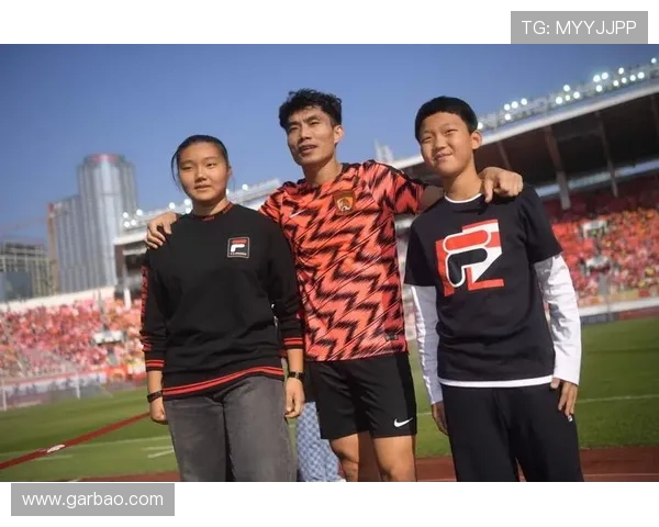 广州羽毛球队阵地战解析：战术创新与团队协作的完美结合